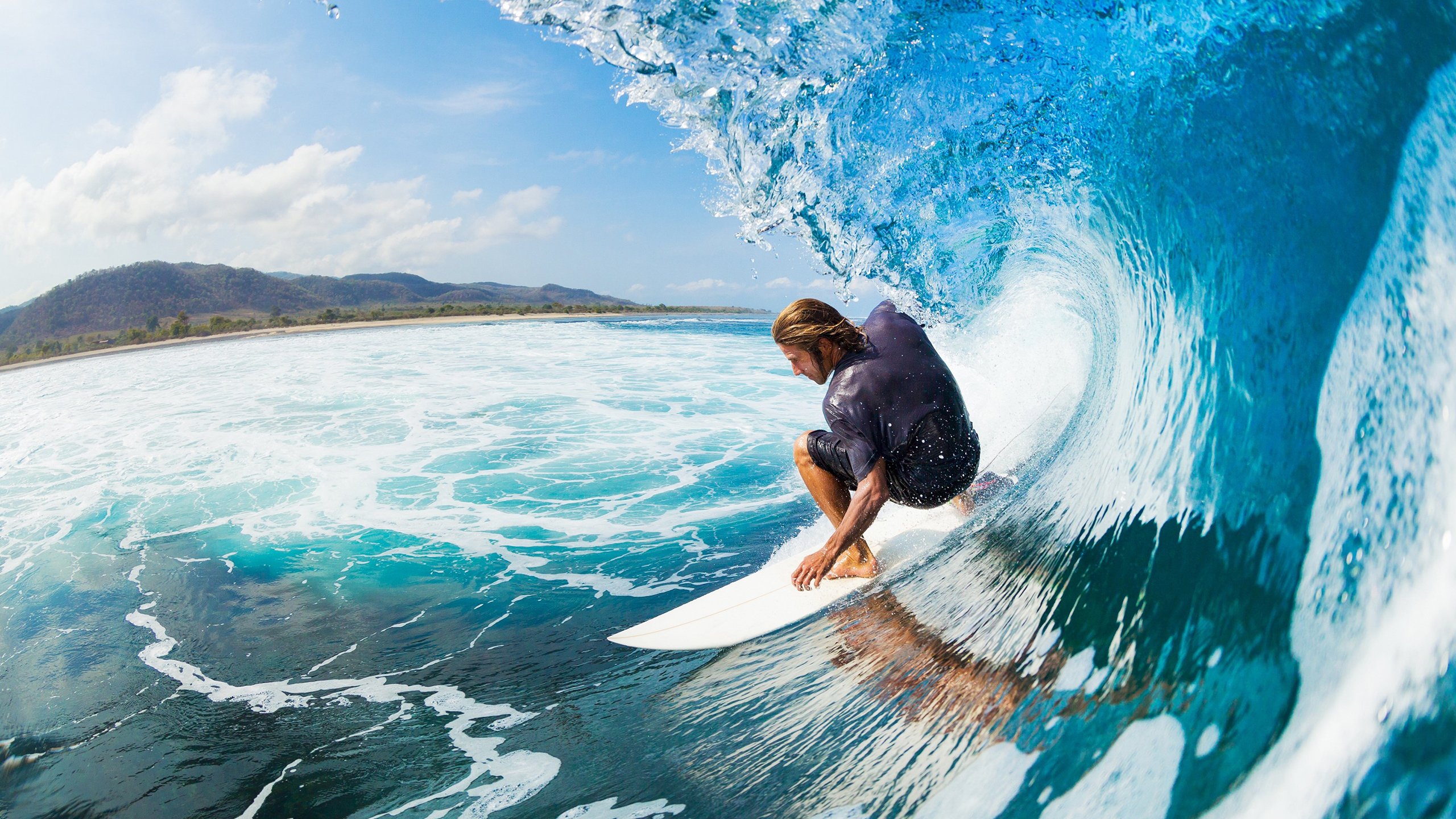 赛道与绿茵场的双重奏鸣，当F1争冠战火点燃卡塔尔之夜