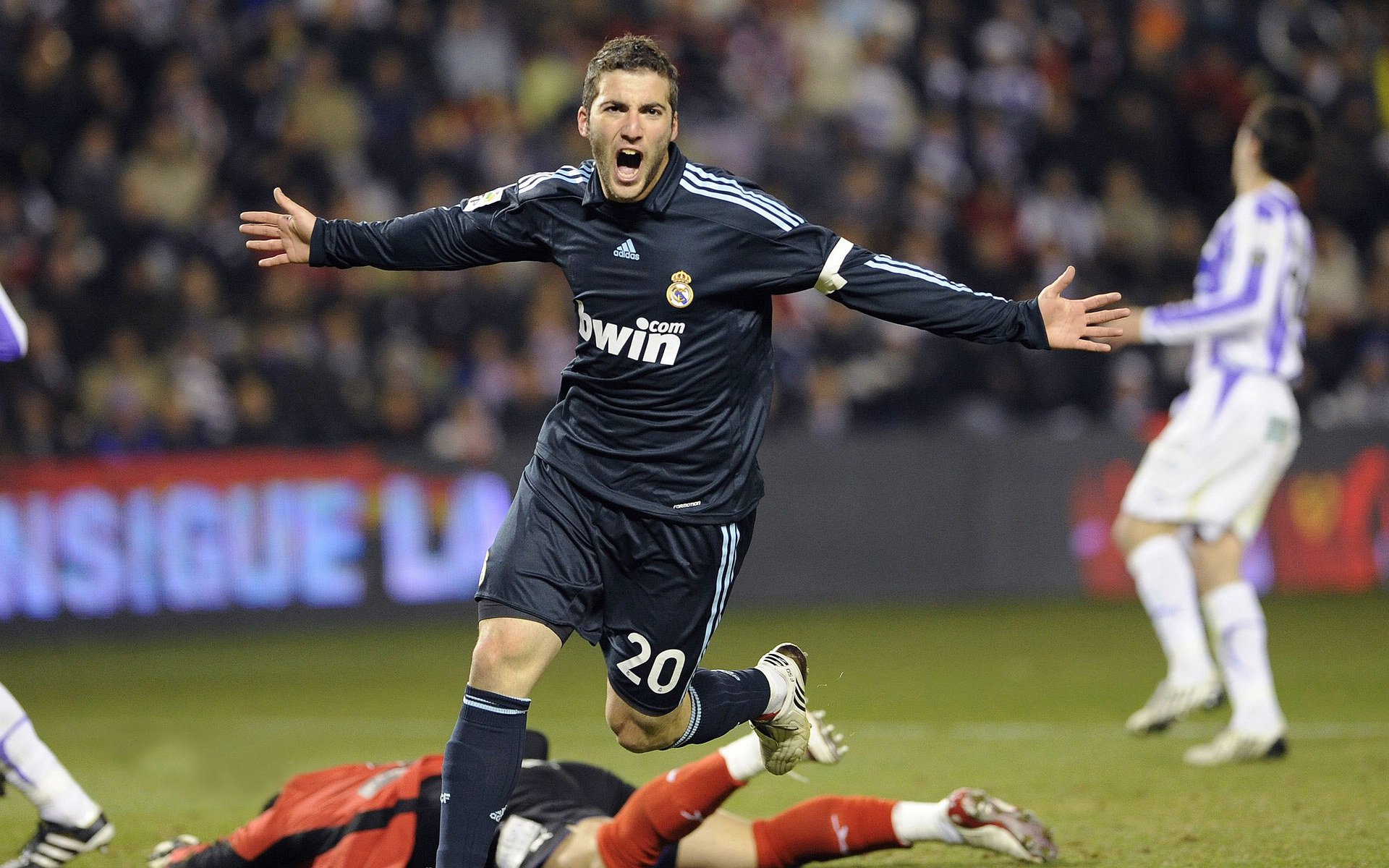 北非雄狮对决巴斯克铁血，苏亚雷斯关键回合一剑封喉，诠释何为大场面先生