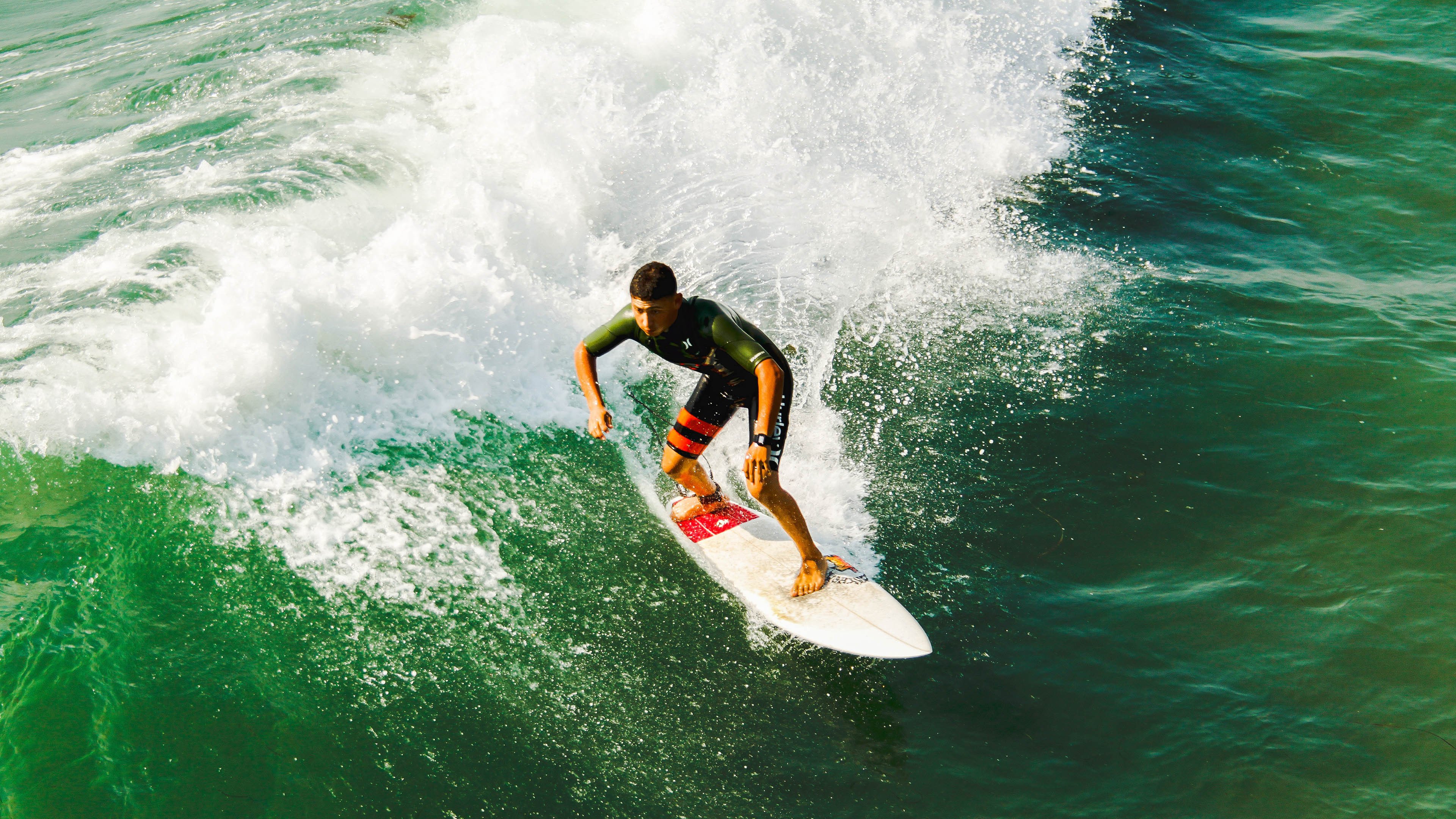 开云体育在线-赛道上的孤勇者，拉塞尔单骑救主，阿斯顿马丁惊险捍卫荣耀