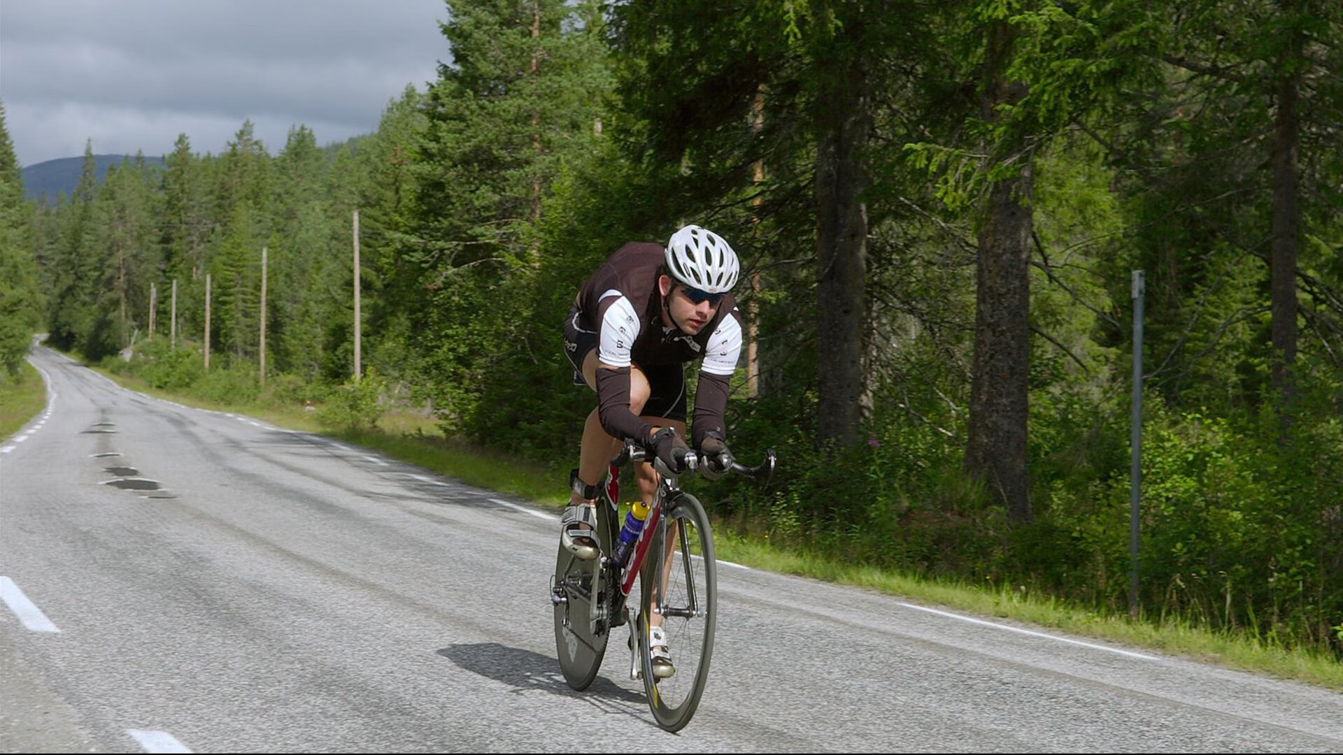 开云体育中国-凯尔特人险胜雄鹿，锡安关键制胜，绿衫军展现冠军韧性